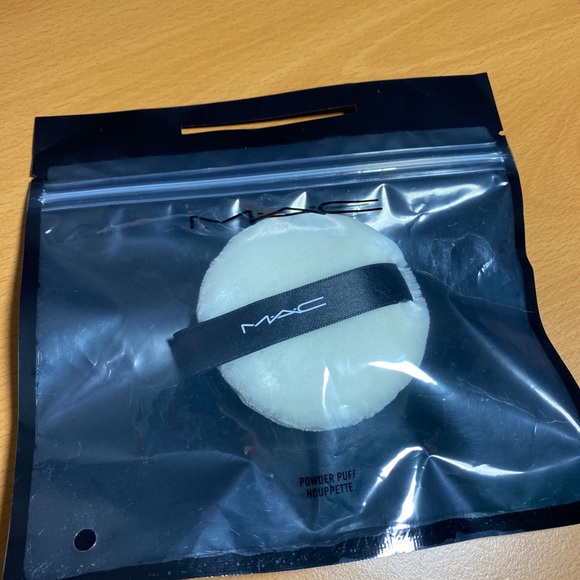 M.A.C. Powder Puff - Picture 5 of 5